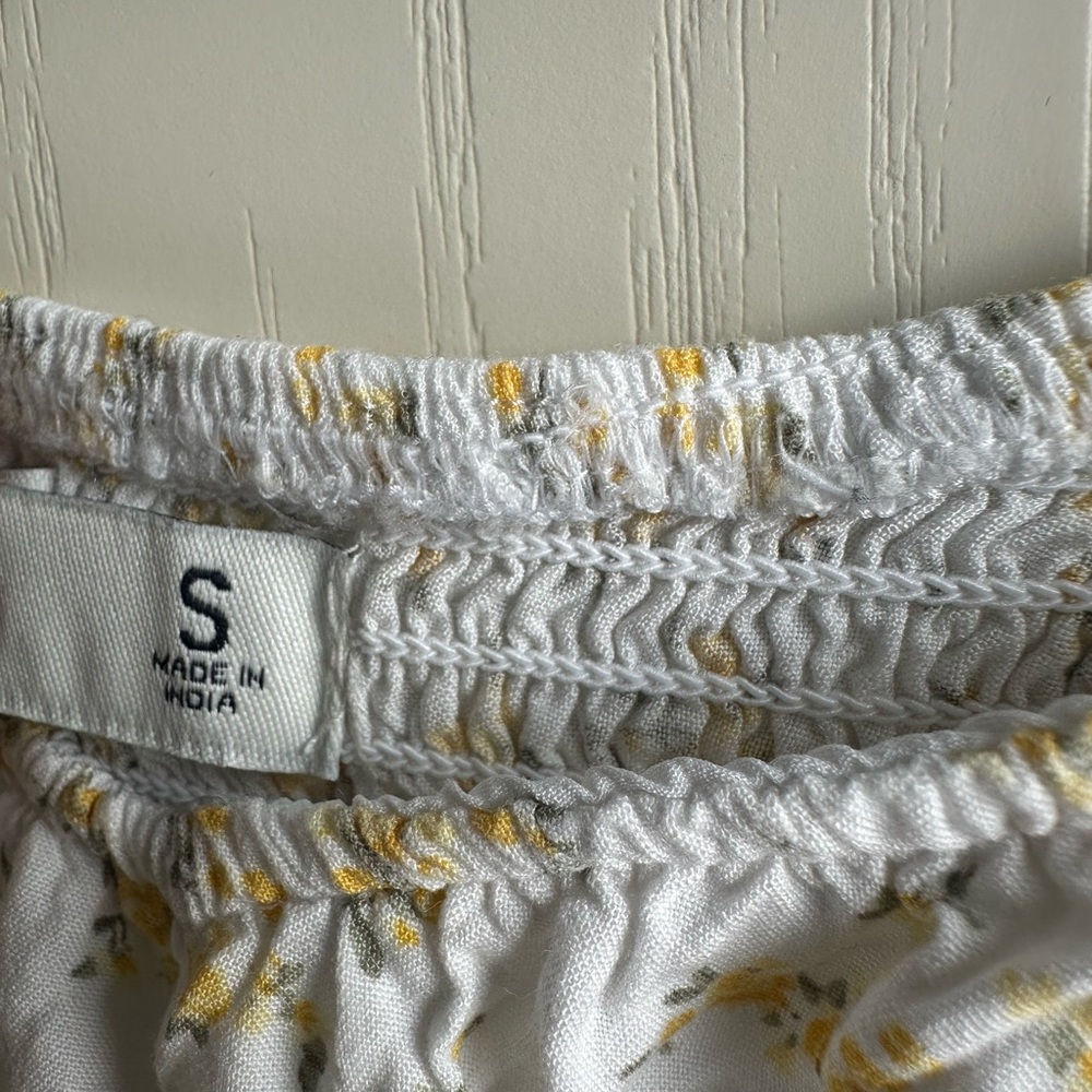 Hollister white and yellow floral puff-sleeve smocked crop top - Picture 4 of 4